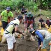 Satgas TMMD Kodim 1505/Tidore Bersama Warga Gotong Royong Ambil Material Pasi