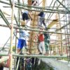 Penuh Semangat, Satgas TMMD Kodim 1505/Tidore dan Warga Gotong Royong Angkat Papan Mal Masjid