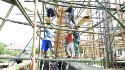 Penuh Semangat, Satgas TMMD Kodim 1505/Tidore dan Warga Gotong Royong Angkat Papan Mal Masjid