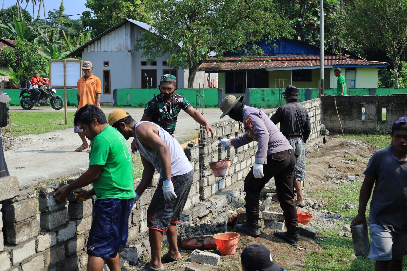 Satgas TMMD Kodim 1505/Tidore Bersama Warga Bangun Pagar Jalan, Bukti Nyata Kemanunggalan TNI-Rakyat