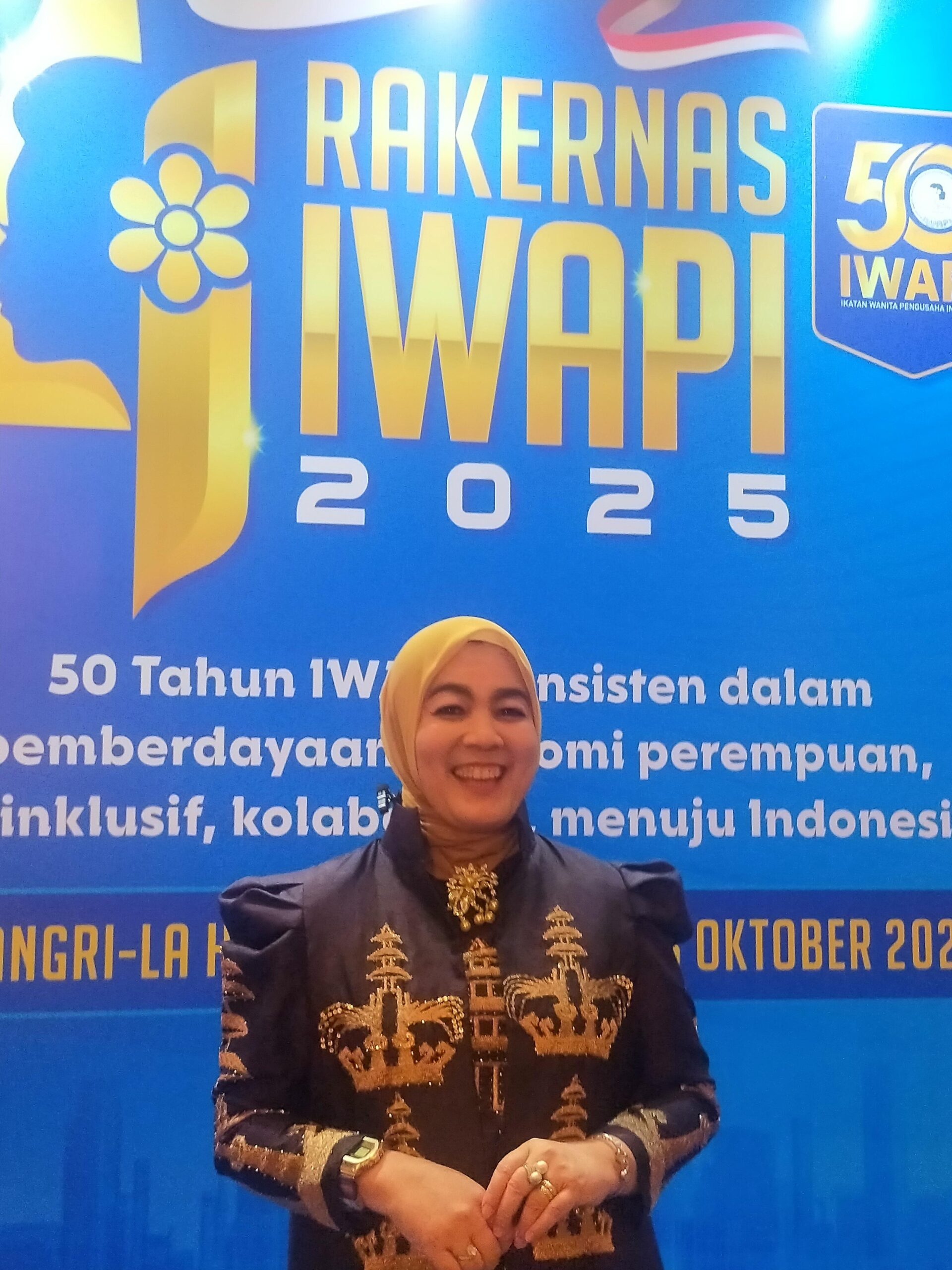 Novi Rosmita, S.E., M.KS Ketua DPC IWAPI Aceh Selatan : Momentum RAKERNAS ini Dapat Menjadi Penggerak Sinergi Antara Pusat dan Daerah Dalam Memperkuat Sektor Usaha Mikro, Kecil, dan Menengah (UMKM) Yang Digerakkan oleh Perempuan, serta Menjadi Bagian Penting Mnuju Indonesia Emas 2045