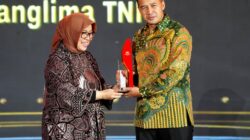 Panglima TNI Raih Penghargaan Outstanding Leadership di CNN Indonesia Awards 2025