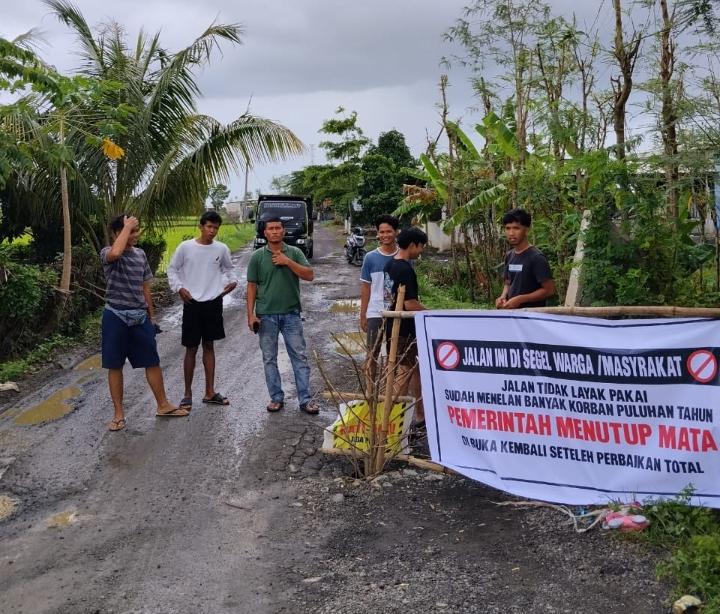Amit Abadi dan Pemuda Bilelando–Kidang Segel Jalan Rusak Demi Hentikan Korban Kecelakaan