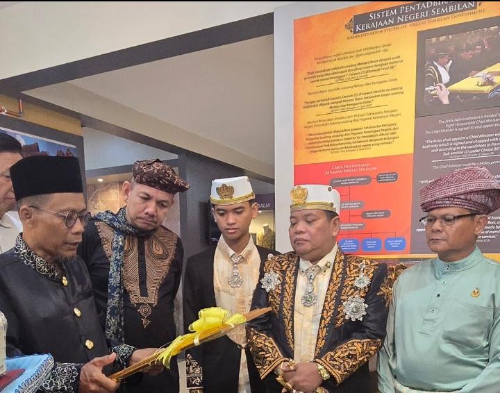 Maharaja Kutai Mulawarman Lakukan Kunjungan Resmi ke Muzium Negeri Sembilan, Tandatangani Naskhah Kedaulatan Melayu Gandawagi