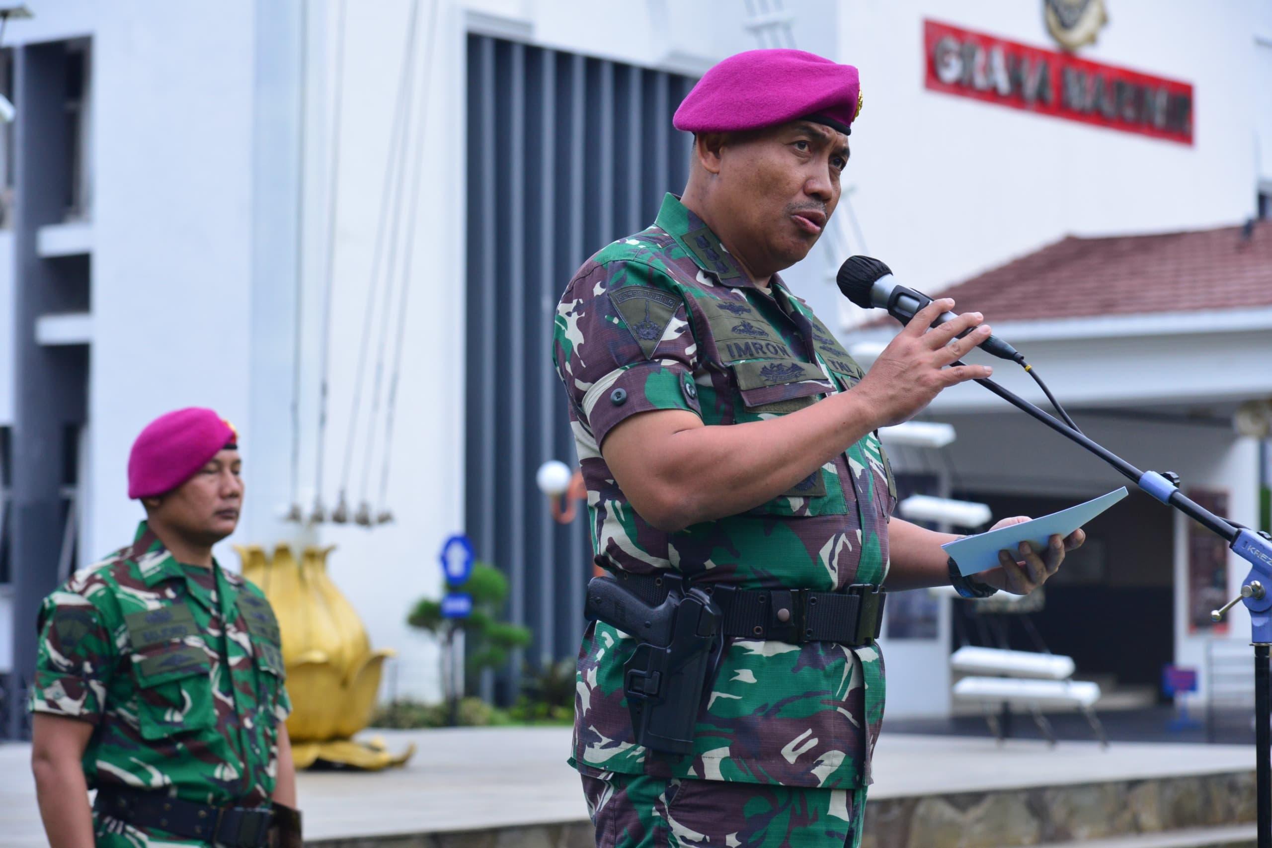 BENDERA MERAH PUTIH BERKIBAR, PRAJURIT MAKO KORMAR PERTEGUH LOYALITAS