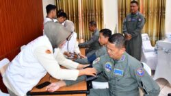 KAS KORMAR TERIMA BREVET KEHORMATAN PENERBANG TNI AL