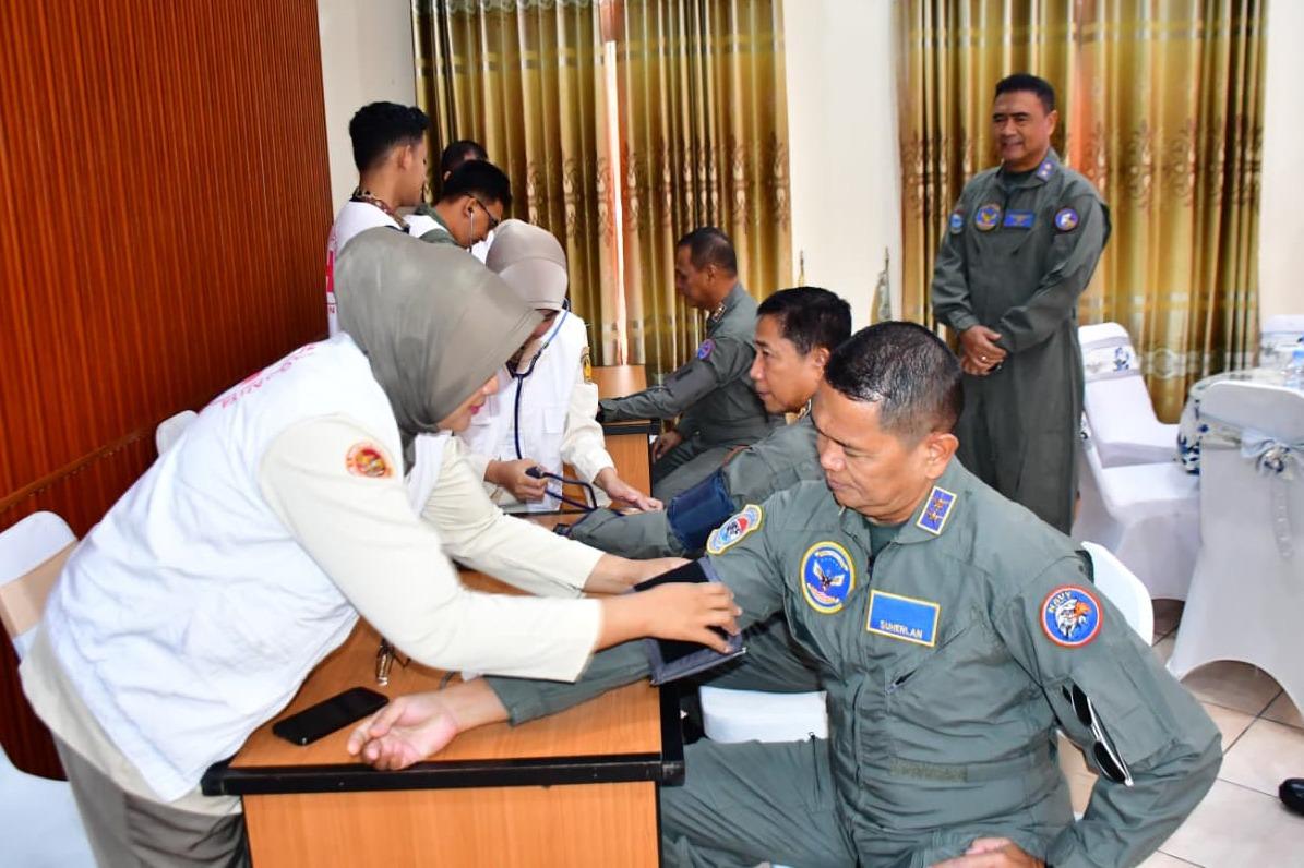 KAS KORMAR TERIMA BREVET KEHORMATAN PENERBANG TNI AL