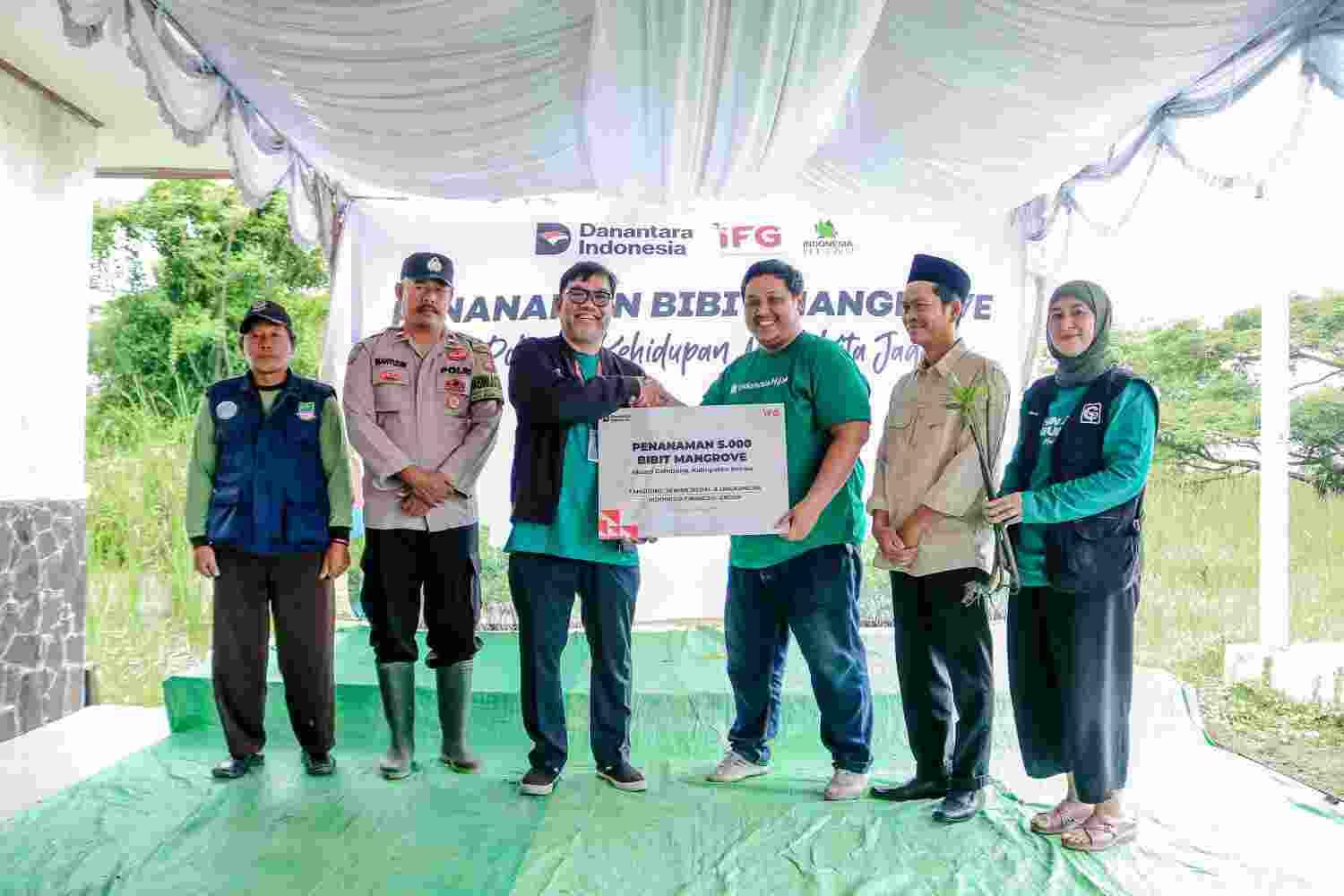 Mencegah Abrasi, Indonesia Financial Group Bersama Indonesia Hijau Tanam 5.000 Bibit Mangrove