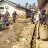 BAKTI YONIF 8 MAR PASTIKAN SEKOLAH BERSIH DARI SAMPAH SISA BANJIR*