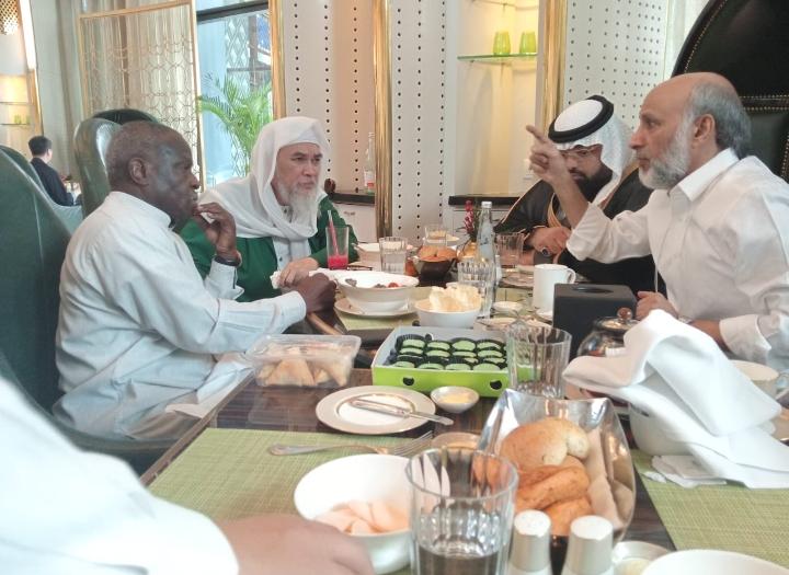 Abah Alam Terima Undangan Mulia dari Pemegang Kunci Ka’bah, Pesan Iman Disampaikan di Forum MAI