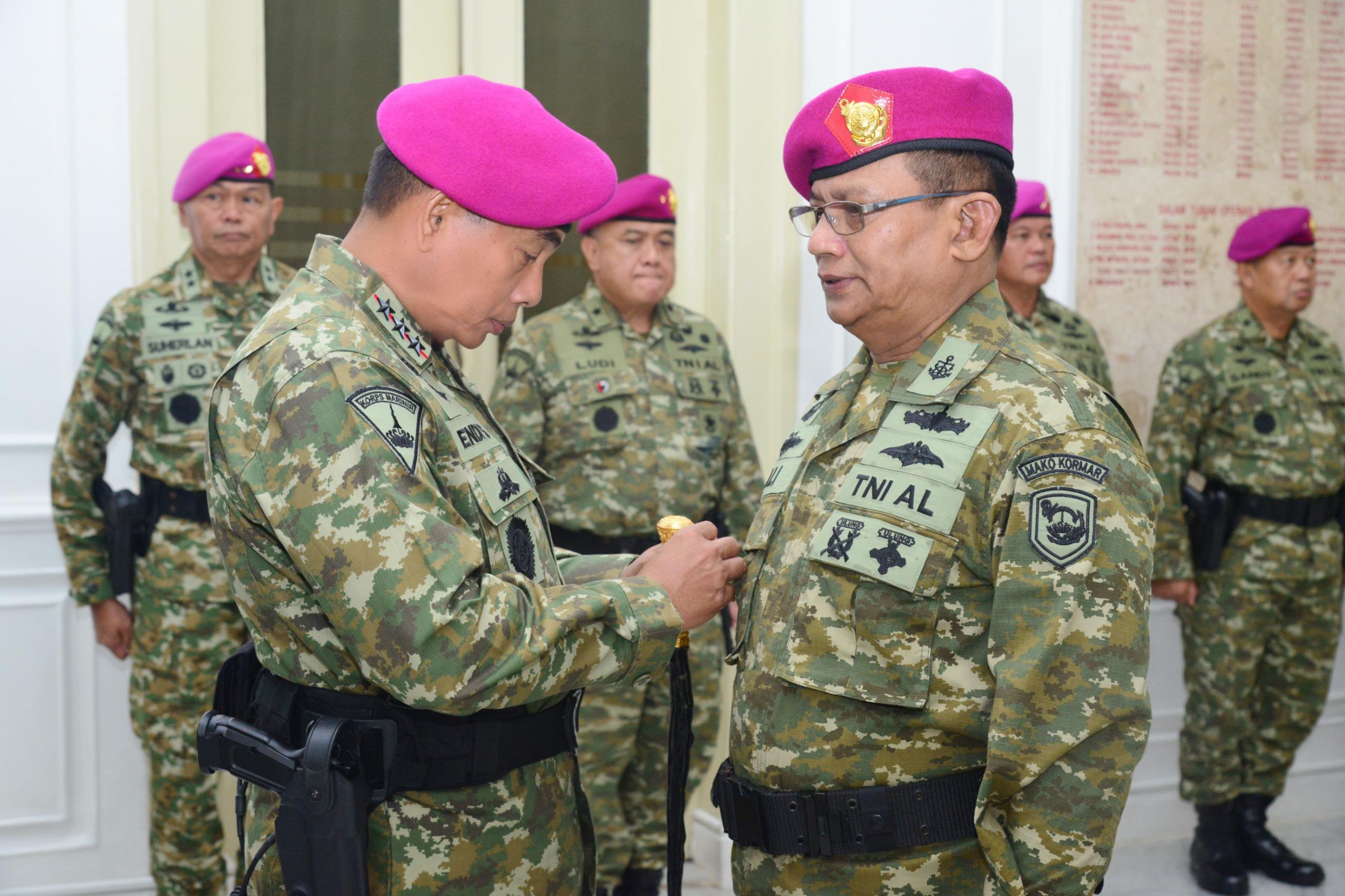 PANGKORMAR PIMPIN SERAH TERIMA JABATAN KEPALA DINAS HUKUM KORPS MARINIR