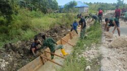 Personel Satgas TMMD Ke-127 Kodim 1514/Morotai Laksanakan Pemasangan Mal dan Pengecoran Drainase di Gotalamo