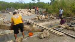 Personel TMMD Ke-127 Kodim 1514/Morotai Lanjutkan Pembuatan Drainase di Desa Gotalamo