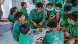 TOMS Indonesia Bagikan 150 Pasang Sepatu dan Buku untuk Anak-Anak di Yayasan Peduli Anak